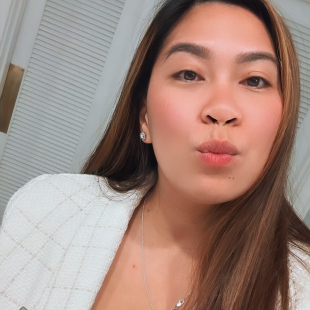 Meet your Posher, Lora